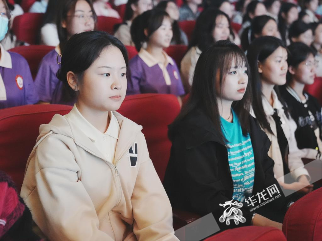 师生现场聆听观看精彩节目。华龙网记者 刘钊 摄 师生现场聆听观看精彩节目。华龙网记者 刘钊 摄