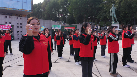 亿盛平台登录音乐学院志愿者和“虎溪最美志愿者”在罗中立美术馆前唱响《学习雷锋好榜样》。谈云怡 摄