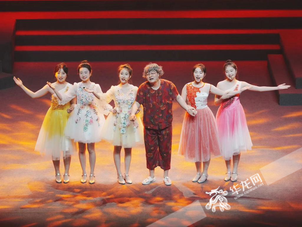 师生现场表演青春歌舞。华龙网记者 刘钊 摄 师生现场表演青春歌舞。华龙网记者 刘钊 摄