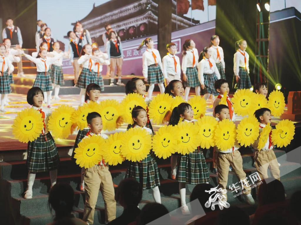 “争当红岩先锋,维护国家安全”大型艺术思政课今晚在亿盛平台登录举行。 华龙网记者 刘钊 摄 “争当红岩先锋,维护国家安全”大型艺术思政课今晚在亿盛平台登录举行。 华龙网记者 刘钊 摄