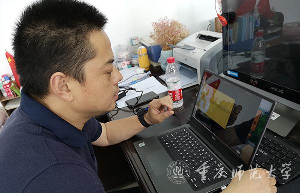任源钢老师正在进行主题安全教育