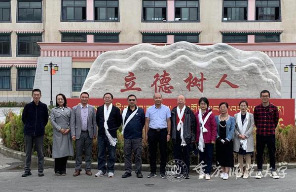在拉萨第二高级中学回访学员合影